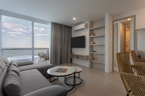 In-room safe, desk, laptop workspace, soundproofing - Apartamentos Porto Horizonte by oxoHotel (Santa Marta)