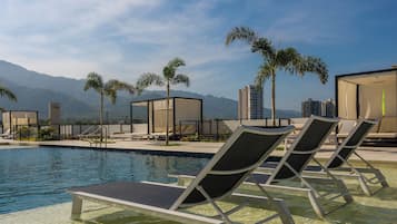 3 hồ bơi ngoài trời, dù/ô trên bãi biển/hồ bơi, ghế dài tắm nắng