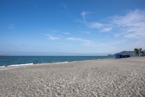 Plage à proximité, chaises longues, parasols
