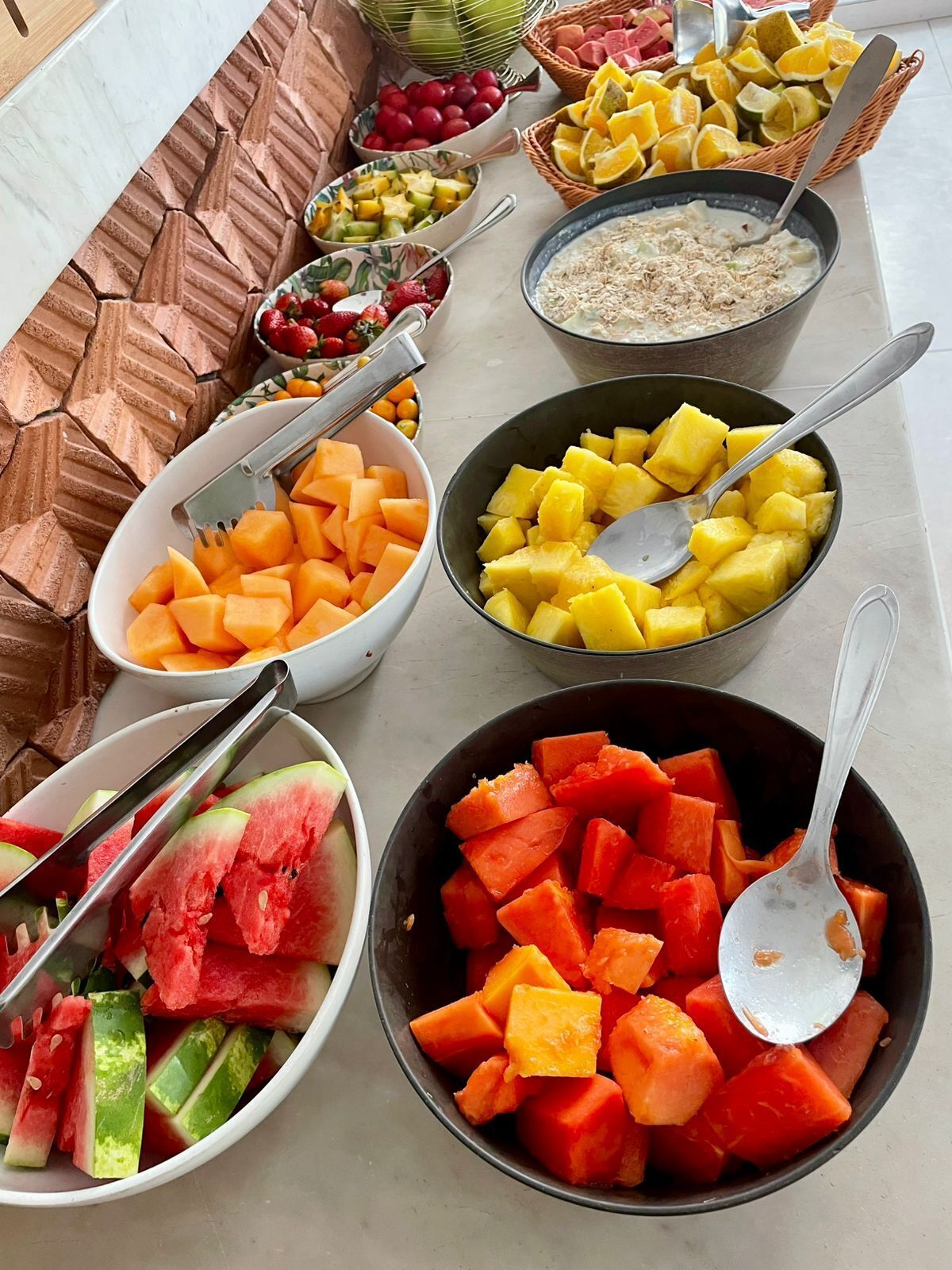 Un assortiment de fruits et un gaufre, le tout présenté dans le cadre d’un buffet.
