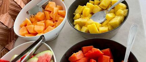 Un assortiment de fruits et un gaufre, le tout présenté dans le cadre d’un buffet.