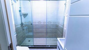 Sèche-cheveux, serviettes fournies, savon, papier toilette