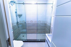 Hårføner, håndklær, såpe og toalettpapir