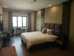 In-room safe, blackout curtains, soundproofing, iron/ironing board - Soluxe Hotel Cotonu (Cotonou)