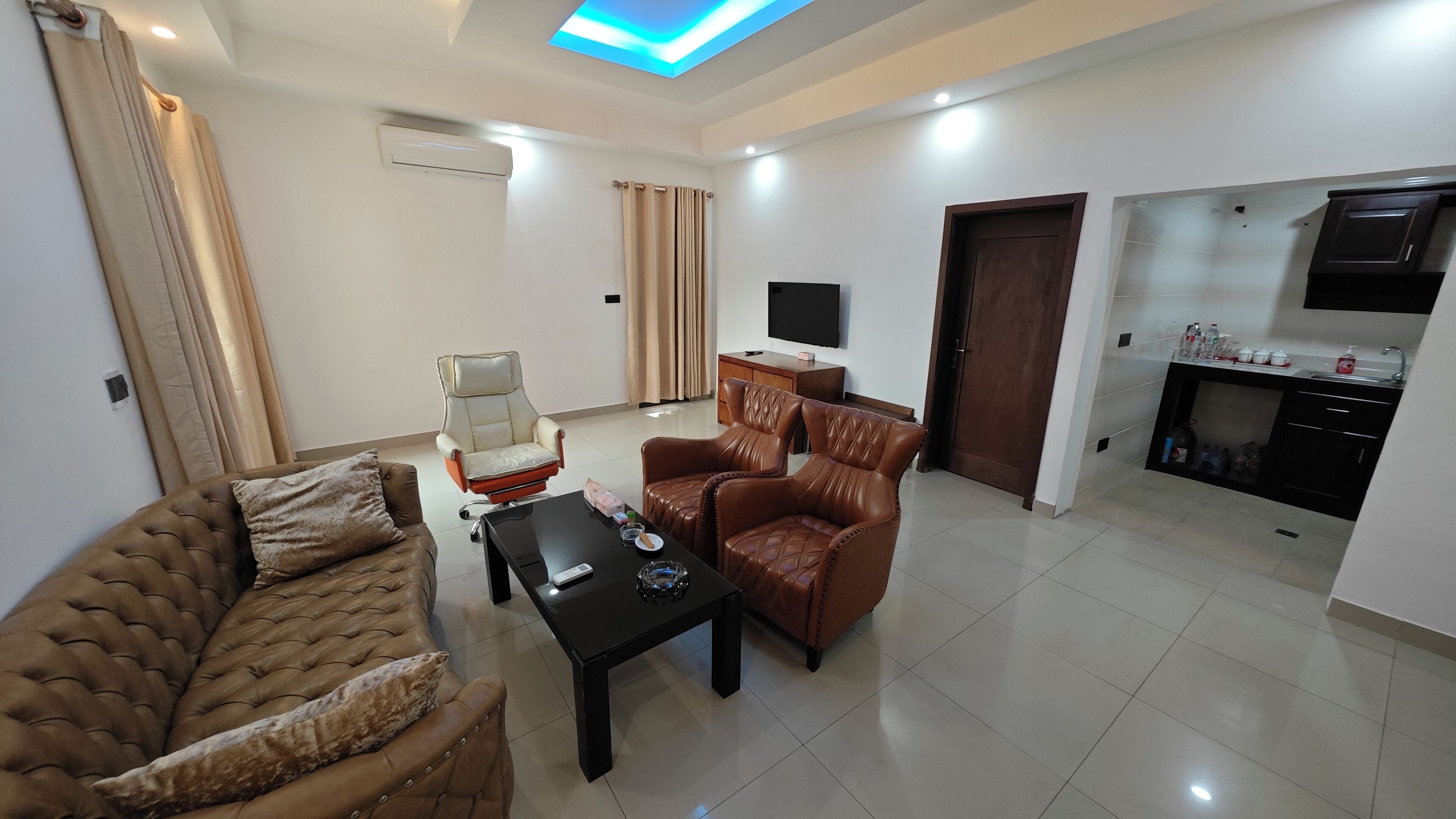 Business suite | Een kluis op de kamer, verduisterende gordijnen, geluiddichte muren