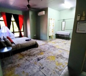 1 habitación, tabla de planchar con plancha y ropa de cama 