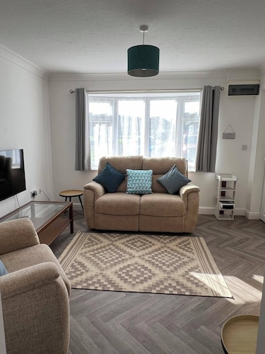 Annie's Hideaway - Coastal Holiday let. Hosts up to 4 guests. 2 bedrooms.