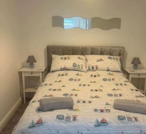 2 bedrooms, desk, travel cot, WiFi