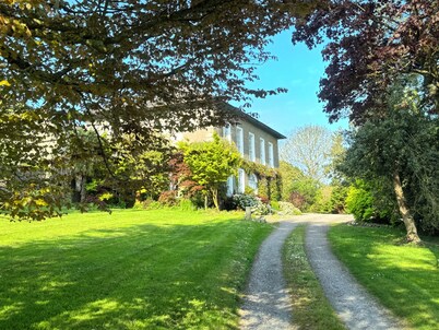 The Mount Hillary - Charming 2-bedroom/3-bed apartment at The Courtyard Mallow