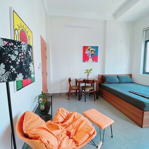 Studio, balkong | Memory foam-senger, skrivebord, skrivebord for bærbar PC og lydisolert