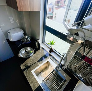 Kjøleskap, mikrobølgeovn (på forespørsel), kokeplater og kjøkkenutstyr