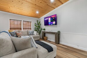 Smart TV, fireplace, table tennis - Lake Conroe Oasis w/dock, covered patio, kayaks, ping-pong, games, & more! (Willis)