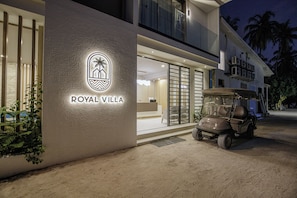 Fachada da propriedade à noite