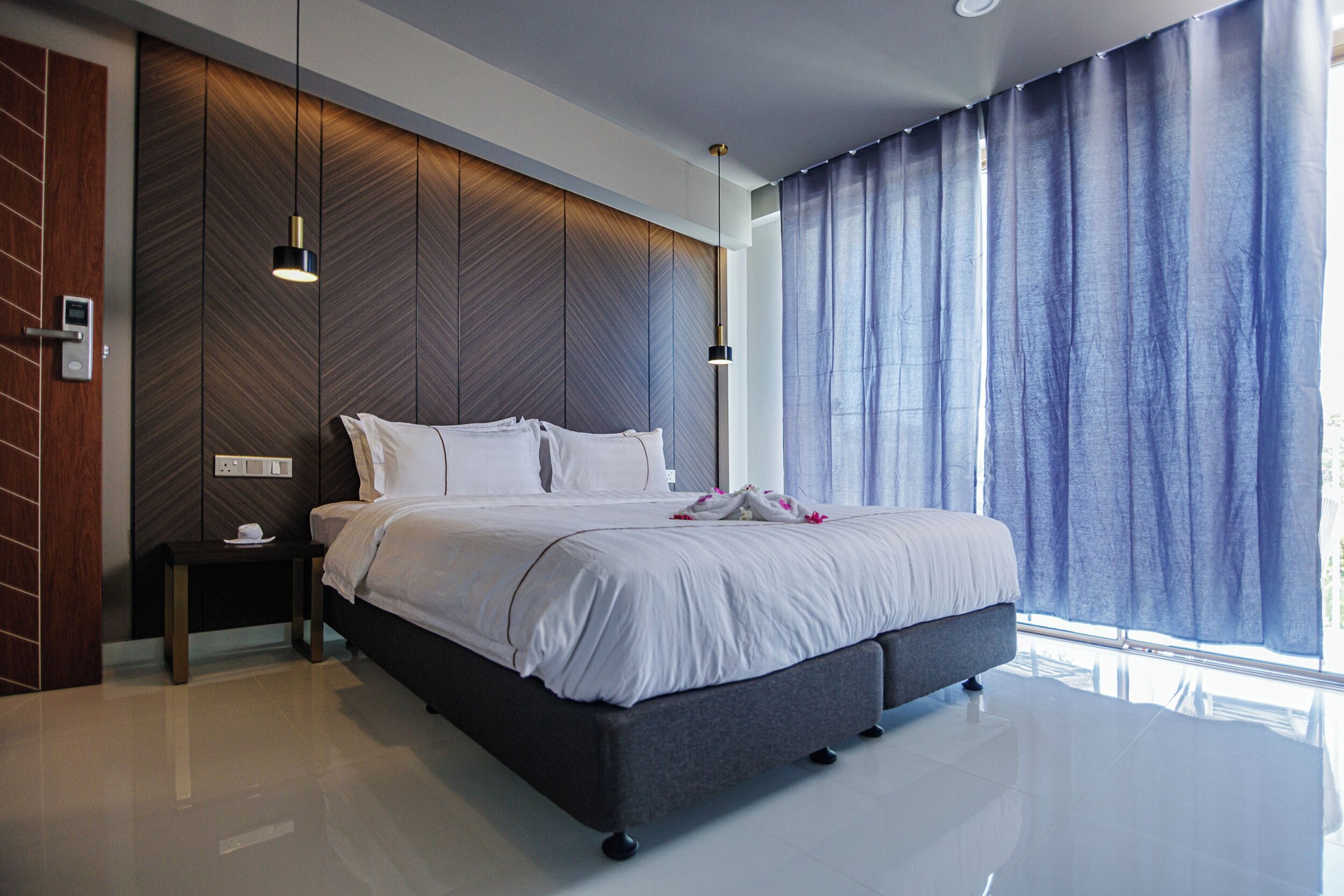 Desk, laptop workspace, iron/ironing board, free WiFi