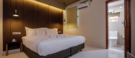 Meja, ruang kerja komputer riba, seterika/papan seterika, Wi-fi percuma