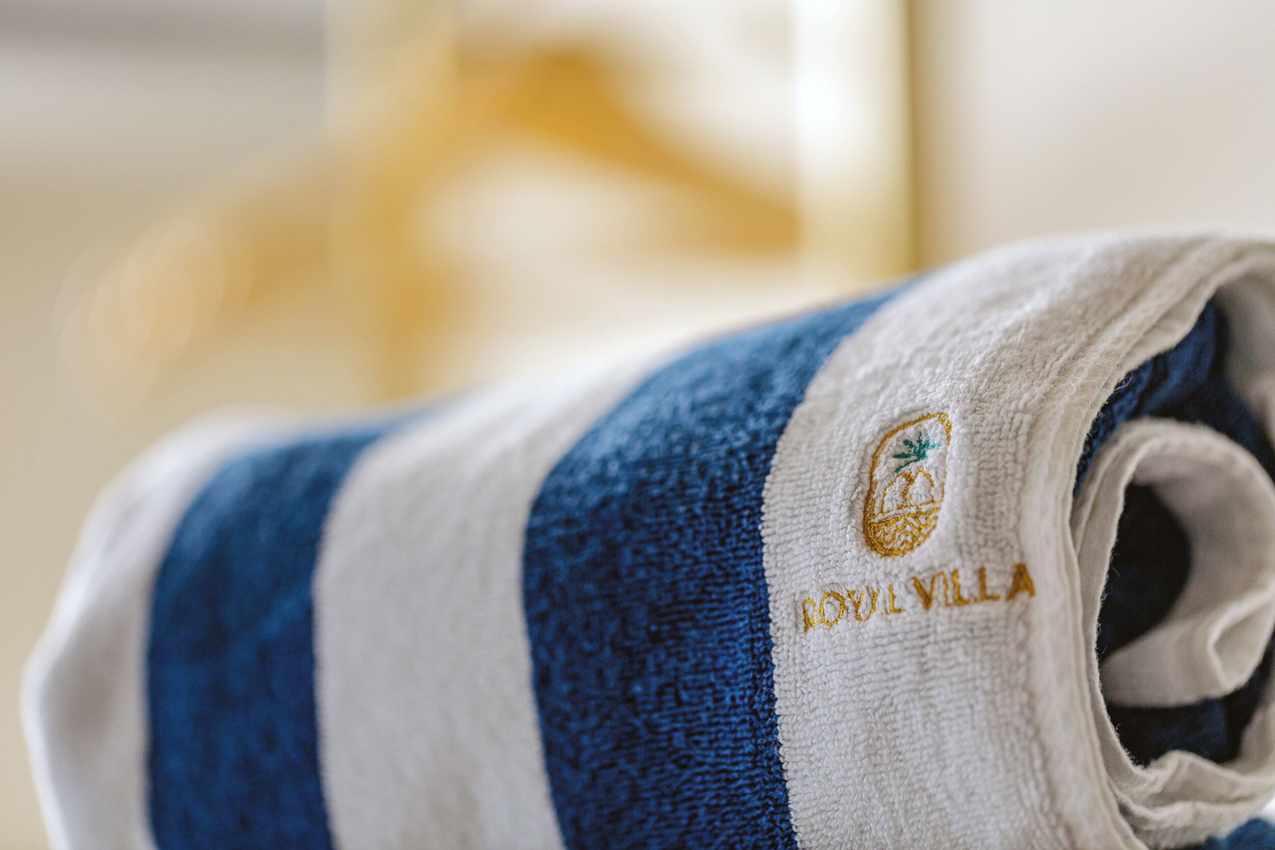 Et håndklæde med logo og tekst, der angiver, at det er fra hotellet "BOVIL VILLA".