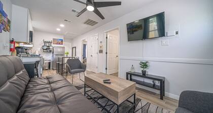 Downtown Home! Family Ready — Walk to Riverwalk, Alamodome & Attractions, 2 bdrm