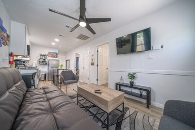 Downtown Home! Family Ready — Walk to Riverwalk, Alamodome & Attractions, 2 bdrm