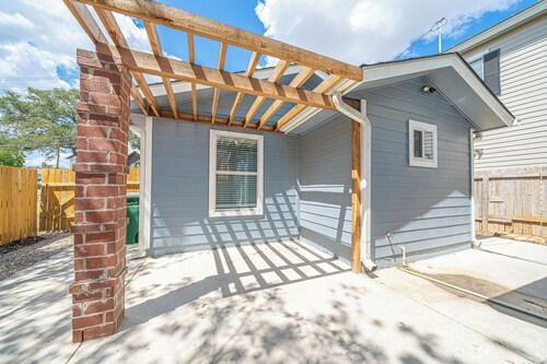 Downtown Home! Family Ready — Walk to Riverwalk, Alamodome & Attractions