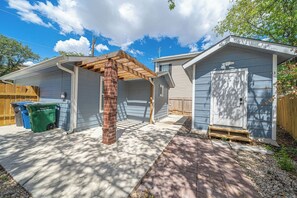 Exterior - Downtown 2 Bedrooms. Walk to Cnvntn Ctr. Pets ok (San Antonio)