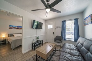2 chambres, fer et planche à repasser, Wi-Fi, draps fournis
