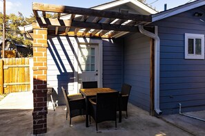 Outdoor dining - Downtown 2 Bedrooms. Walk to Cnvntn Ctr. Pets ok (San Antonio)