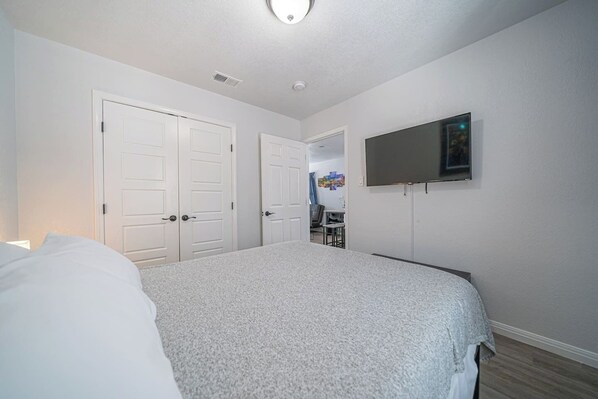 2 habitaciones, tabla de planchar con plancha, wifi y ropa de cama 