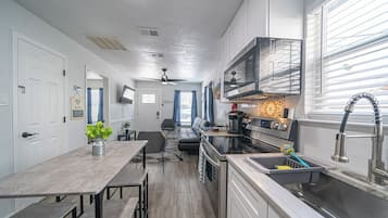 Refrigerador, microondas, horno y parrilla de estufa