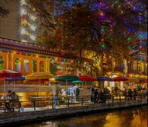 Outdoor dining - Downtown 2 Bedrooms. Walk to Cnvntn Ctr. Pets ok (San Antonio)