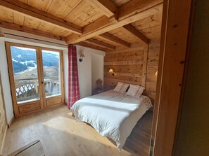 6 bedrooms, iron/ironing board, WiFi, bed sheets