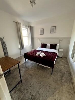 2 bedrooms, iron/ironing board, WiFi, bed sheets