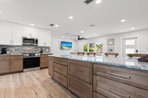 Micro-ondes, four, plaque de cuisson, lave-vaisselle