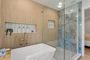 Douche, sèche-cheveux, serviettes fournies, savon
