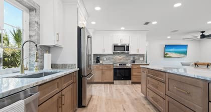 Charming, Fully Renovated 3bd/2bth house in awesome Vero Beach. Dogs welcome!