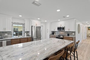 Microonde, forno, piano cottura, lavastoviglie