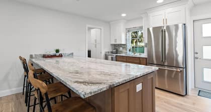 Charming, Fully Renovated 3bd/2bth house in awesome Vero Beach. Dogs welcome!