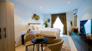 Studio Deluks, 1 Tempat Tidur Queen, pemandangan kota | Area keluarga | TV layar datar