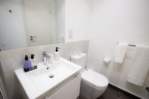 Estudio Deluxe, 1 cama Queen size, vista a la ciudad | Baño