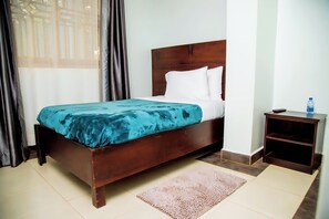 Deluxe Single Room | Desk, laptop workspace, free WiFi - Blue Berries Hotel (Entebbe)