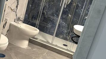 Deluxe Room (Room 1) | Bathroom