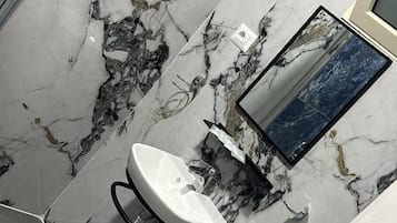 Deluxe Room (Room 3) | Bathroom