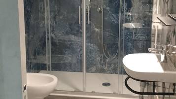 Deluxe Room (Room 2) | Bathroom