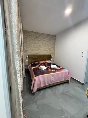 Deluxe Room (Room 4) | Soundproofing, iron/ironing board, free WiFi - B&B Fortyfive (Naples)