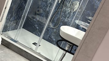 Deluxe Room (Room 4) | Bathroom