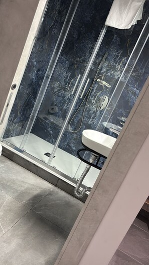 Deluxe Room (Room 4) | Bathroom