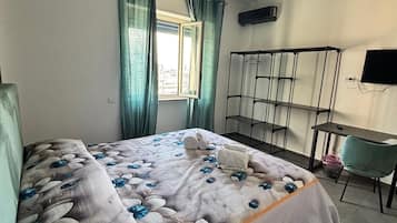 Deluxe Room (Room 2) | Soundproofing, iron/ironing board, free WiFi