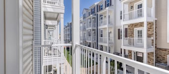 New Luxe Home Steps to Ocean, Baby-Friendly, Garage, 2600 sq.ft - Sleeps 12