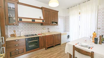 Fridge, oven, stovetop, dishwasher