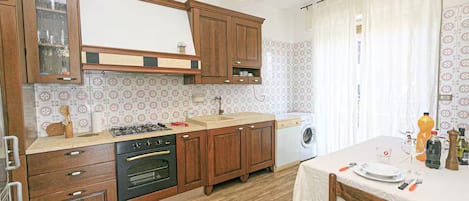 Fridge, oven, stovetop, dishwasher