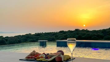 Apartment (Three-Bedroom Penthouse with Infinity) | Terrace/patio